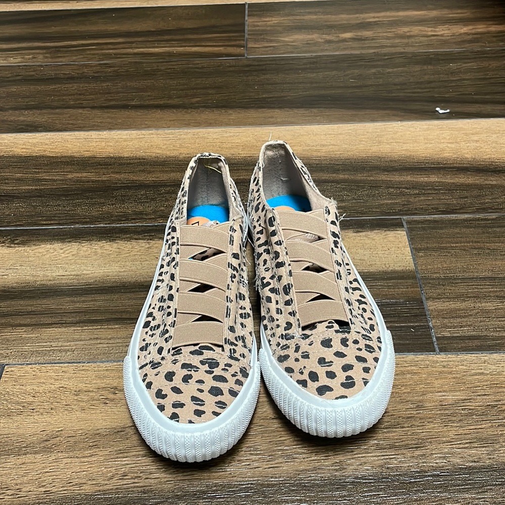 Womens Leopard print shoes size 7